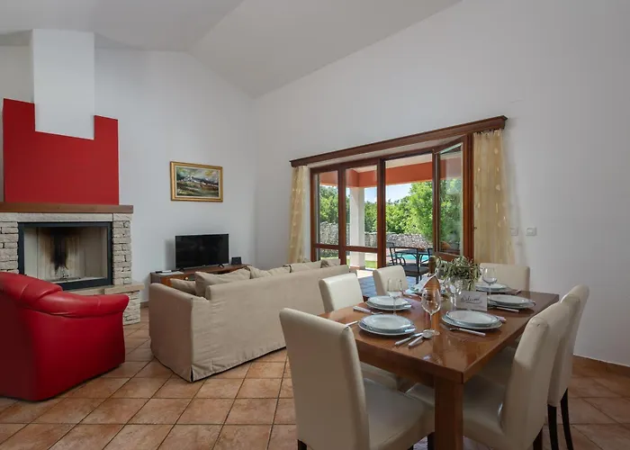 Pool House In Greenery - Happy Appartement